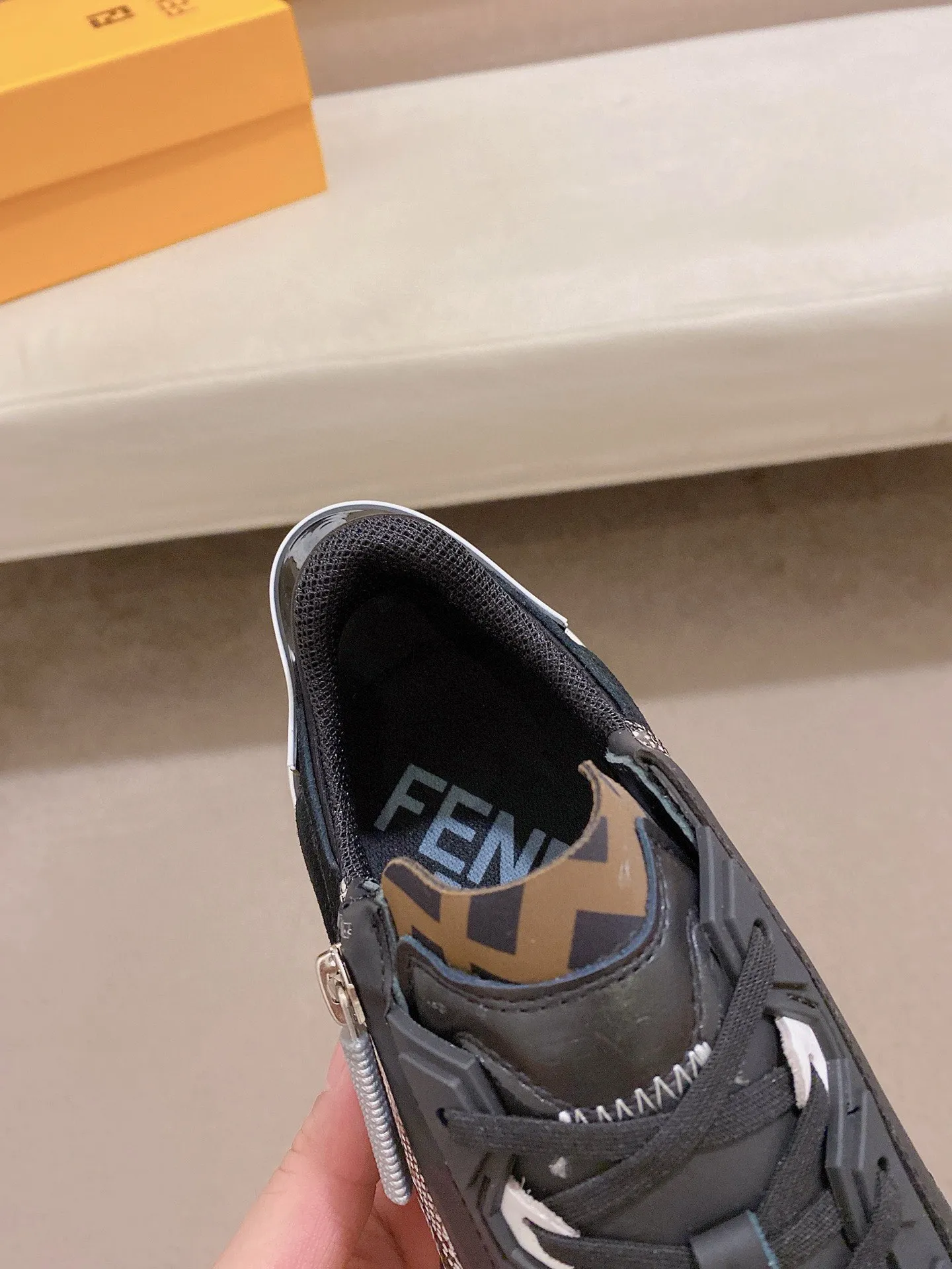 Men's shoes💰: 540💰(Higher version) [Fendi] Fendi's latest casual shoes for men! Available at counters simultaneously! A one-to-one replica of the original. The surface is made entirely of imported first-layer calfskin with crocodile pattern, the interior is made of first-layer water-dyed cowhide, and the original factory-supplied rubber outsole. Leading new fashion concepts. Matching code: 38-44 (45 can be customized)